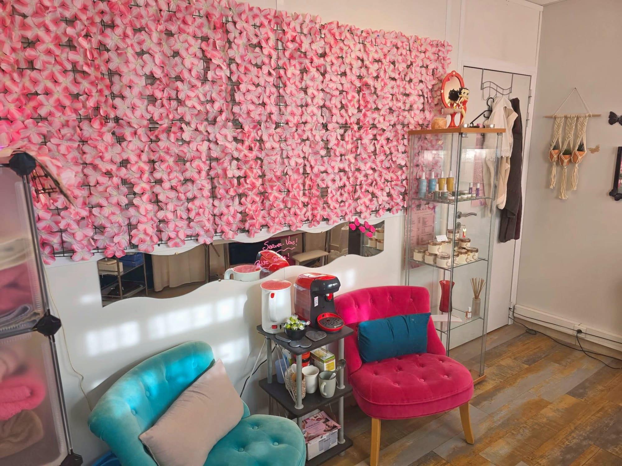 L'espace d'accueil de l'institut Au Studio Beauté, avec sa vitrine de produits de soin